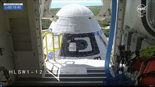 Prvn�mi dv�ma lidmi, kte�� ve Starlineru vzl�tli do vesm�ru, jsou veter�ni NASA a b�val� zku�ebn� piloti americk�ho n�mo�nictva - velitel Barry �Butch� Wilmore a pilotka Sunita Williamsov�.