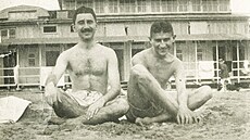 Franz Kafka (vpravo) v roce 1913 na Lido di Venezia