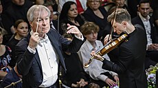 Dirigent David Robertson a houslista Josef paek pi závreném koncert ve...