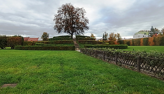 Jeden ze dvou Jahodových kopek v Kvtné zahrad v Kromíi.