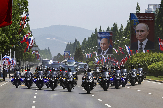 OBRAZEM: Vyzdobené portréty a davy lidí v ulicích. Severní Korea přivítala ruského prezidenta Putina