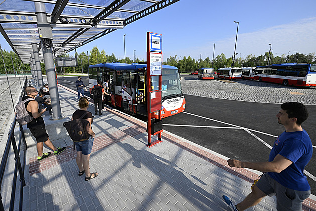 Praha brzy spustí novinku: všechny autobusové zastávky budou na znamení. Vozíčkáři protestovali marně
