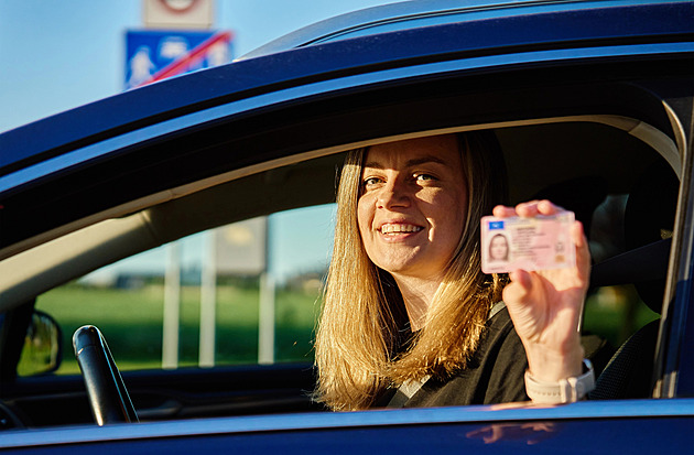 Na dovolenou v zahraničí s řidičákem, jinak vám hrozí i pokuta. Mobil s eDoklady stačí zatím jen v Česku