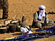 Tuareg prodávající tradiní suvenýry