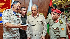Libyjský polní marál Chalífa Haftar je spojencem Kremlu (uprosted). Na snímku...