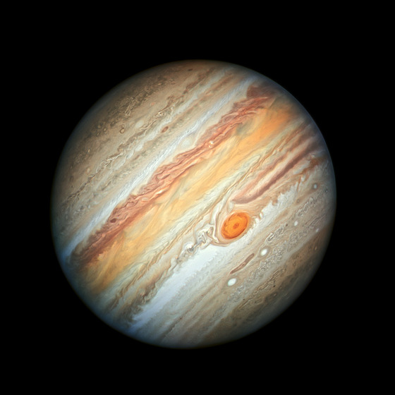 Snímek Jupiteru ve viditelném sv�tle po�ízený Hubbleovým vesmírným teleskopem...