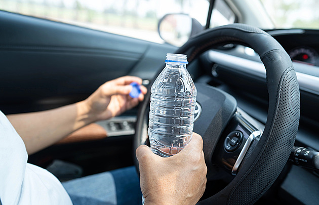 Dehydratace za volantem je nebezpečná jako řízení pod vlivem, varuje expert. Doporučuje řecký „rajčatový“ fígl