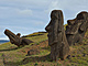 Sochy Moai na úpatí vyhaslé sopky Rano Raraku na Velikononím ostrov