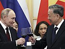 Ruský prezident Vladimir Putin a vietnamský prezident To Lam bhem slavnostního...
