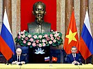 Ruský prezident Vladimir Putin (vlevo) a vietnamský prezident To Lam v Hanoji.