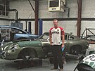 Filip Turek ve Velké Británii v díln u závodního vozu Aston Martin DP.