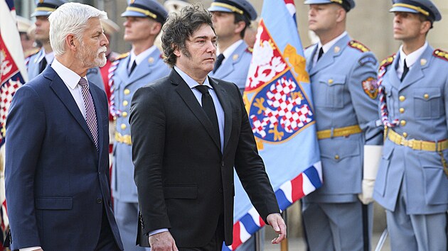 Prezident Petr Pavel (vlevo) p�iv�tal na Pra�sk�m hrad� argentinsk�ho prezidenta Javiera Mileie (24. �ervna 2024)