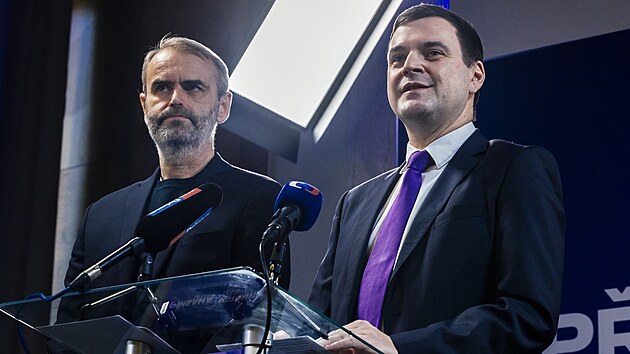 Rodc se spojenectv. Robert lachta (vlevo) z hnut Psaha a Petr Macinka ze strany Motorist sob pi memorandu o spolenm postupu pi volbch do Evropskho parlamentu.