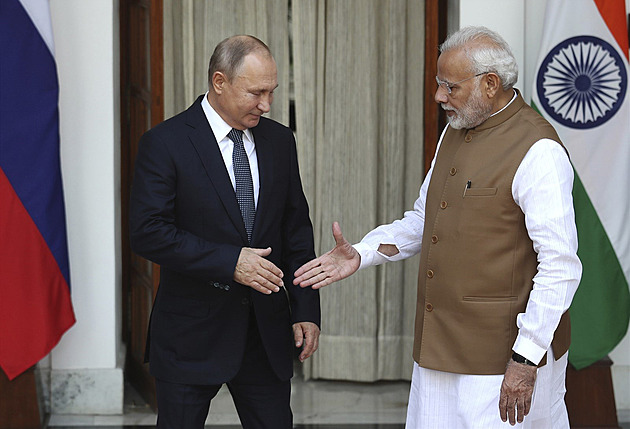 Indové posilují vztahy s Ruskem. Od Moskvy kupují levně ropu i vojenskou techniku, vyvažují vliv Číny