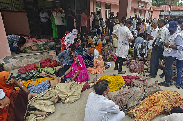 Tragédie v Indii. Tlačenice na náboženském shromáždění má 107 obětí včetně tří dětí