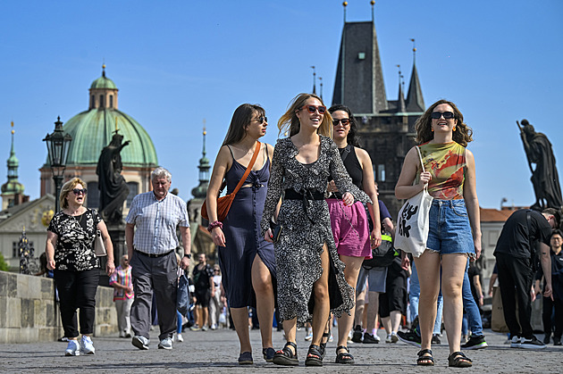 Praha vábí cizince i na slevy. Turistické karty se jim můžou vyplatit, musí si ale správně vybrat