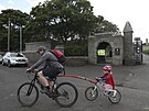 Mu jede na kole se svou dcerou poté, co odevzdal svj hlas na hbitov Whitley...
