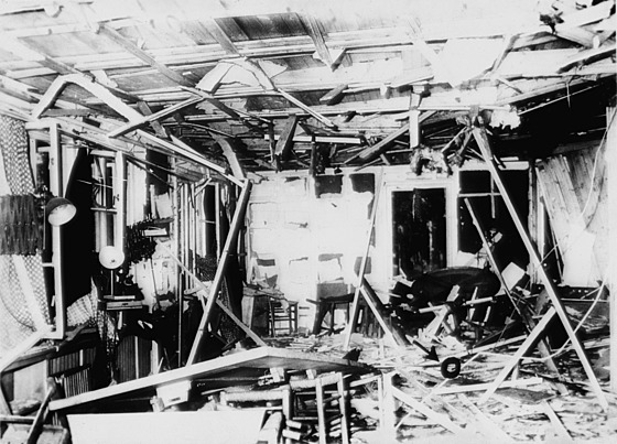 Vl�í doup� v Rastenburgu po atentátu, krou�kem je vyzna�eno místo, kde stál p�i...