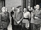 Adolf Hitler s Italem Benitem Mussolinim zkoumají pozstatky Vlího doupte.