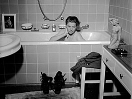 Koupel v Hitlerov van; 30. dubna 1945. Tentý den se diktátor zastelil ve...
