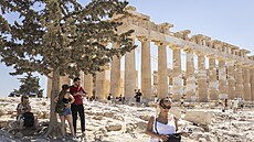 Rychle do stínu. Turisté se v Athénách v Akropoli schovávají ped sluncem, na...