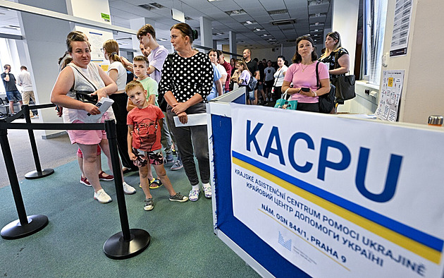 Ochota Ukrajinců k návratu domů klesá, ukázal průzkum. V Česku jsou ale nespokojení