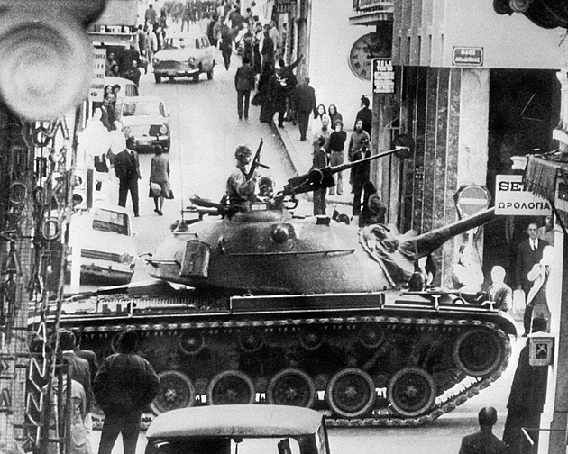 Před 50 lety padla řecká junta. Tlustou čáru za vládou Černých plukovníků udělal až Papandreouův socialismus