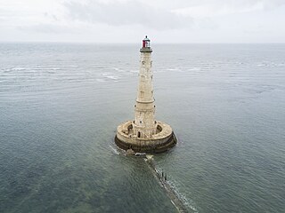 Maják Cordouan v ústí eky Gironde do Atlantického oceánu.