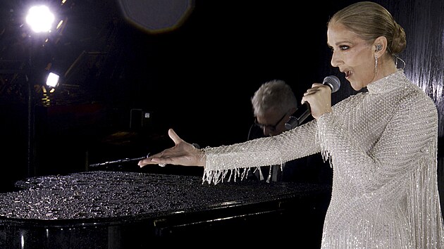 Zp�va�ka C�line Dion zazp�vala b�hem slavnostn�ho zah�jen� olympijsk�ch her v Pa��i.