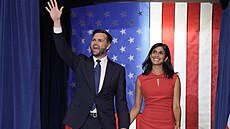 J. D. Vance s manelkou Ushou