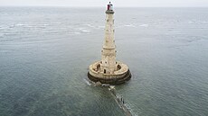 Maják Cordouan v ústí eky Gironde do Atlantického oceánu.