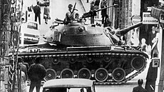 �ecké tanky v ulicích Athén po vyhlá�ení stanného práva v zemi v listopadu...