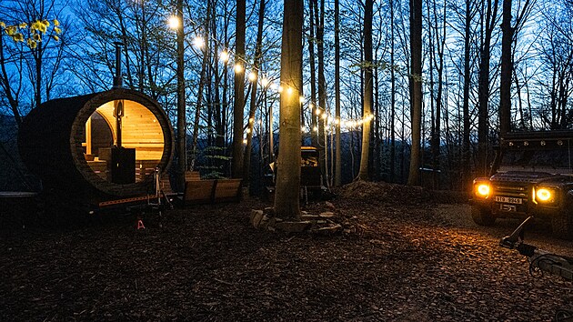 Glamping V lomu vyrostl na úbo�í Beskyd. Nabízí ubytování v off-road p�ív�sech...