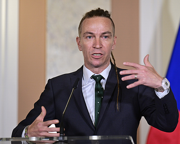 Zpackané stavební řízení: Bartoš přidal nové školení i manuál. Úřady k nim ale mají výhrady a hrozí stávkou
