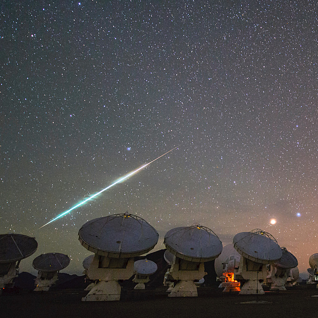 Zatmění Slunce, polární záře i 13 úplňků. Jaké nebeské úkazy nabídne rok 2026