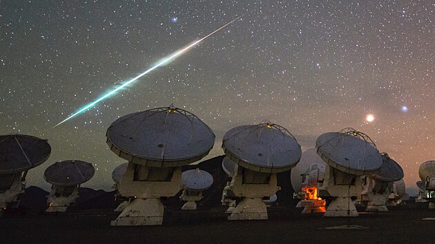 Nebeská podívaná. Meteor pozorovaný z jihoamerické pou�t� Atacama.