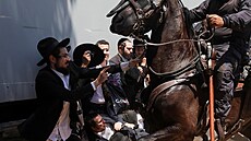 Do armády nechceme. Protestující z �ad ortodoxních �id� se v pond�lí st�etli s...