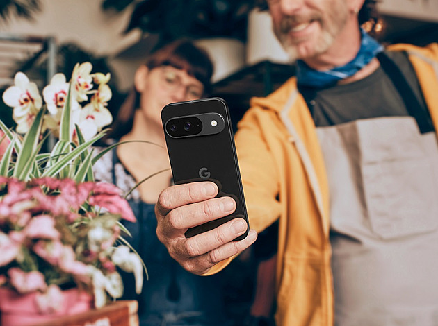 Google rázně vykročil proti Applu. Představil nové smartphony, dostupné budou hned i na českém trhu