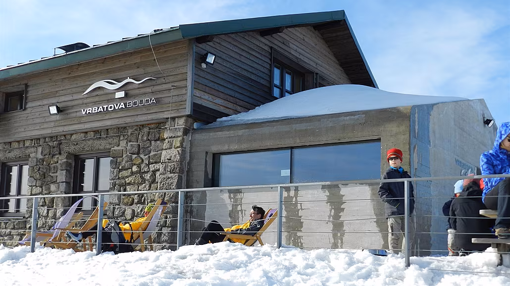 Vrbatova bouda v Krkono�ích. Nadmo�ská vý�ka 1400 m. n. m.