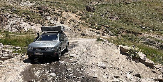 Martin Vyroubal vyrazil na cestu po Asii dvacet let starým Audi Allroad. Mí�í...