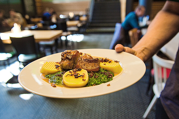 Za polední menu skoro dvě stovky. Obědy v českých restauracích dál zdražují, v Praze ale ceny brzdí