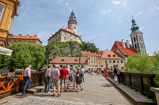 Česko láká turisty, roste jejich útrata a přibývá i problémů. Jak města zvládají návaly návštěvníků?
