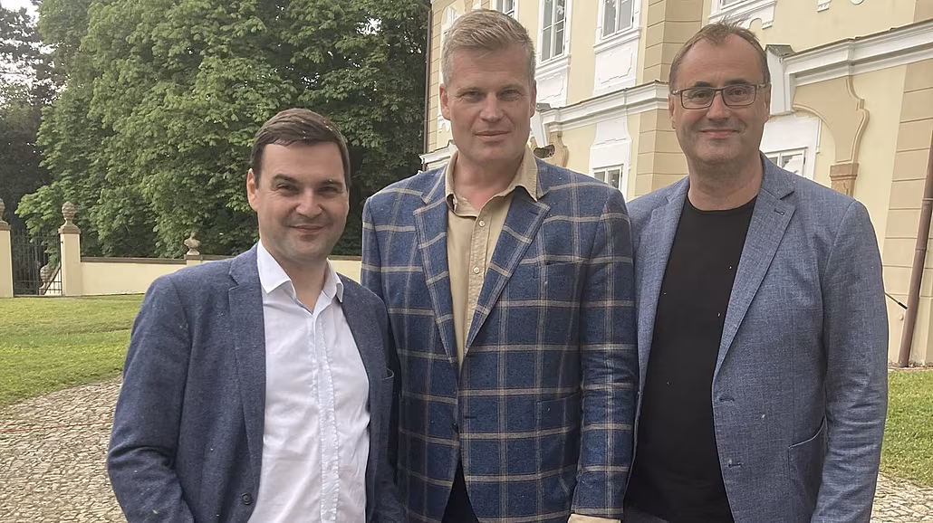 Filip Turek (uprosted) a Boris astný (vpravo) nemli astnou ruku pi...