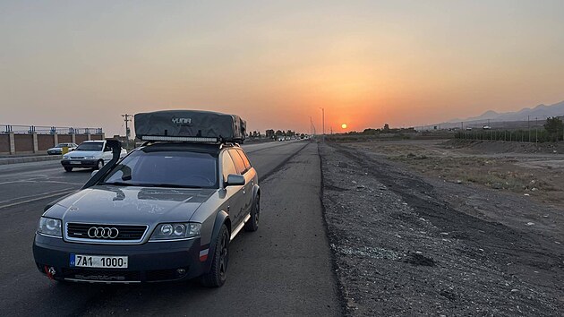 Martin Vyroubal vyrazil na cestu po Asii dvacet let star�m Audi Allroad. M��� p�es Turecko, �r�n a P�kist�n do Himal�j� a pak d�l do Afgh�nist�nu.