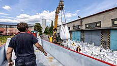 P�íprava na po�ádnou ránu. Pyrotechnici cht�jí nevybuchlou leteckou pumu v...