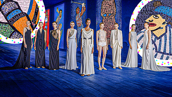 P�ehlídka Christian Dior v prosterech um�lkyn� Faith Ringgold