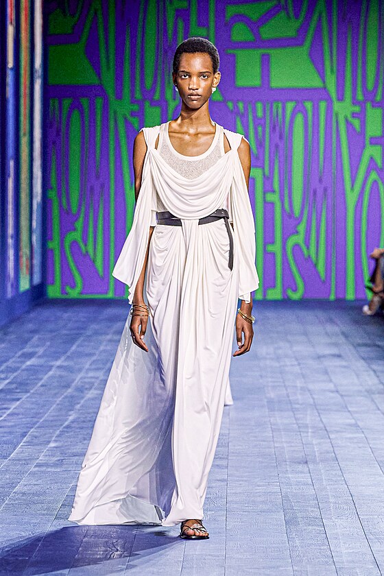 P�ehl�dka haute couture m�dn�ho domu Christian Dior od kreativn� �editelky...