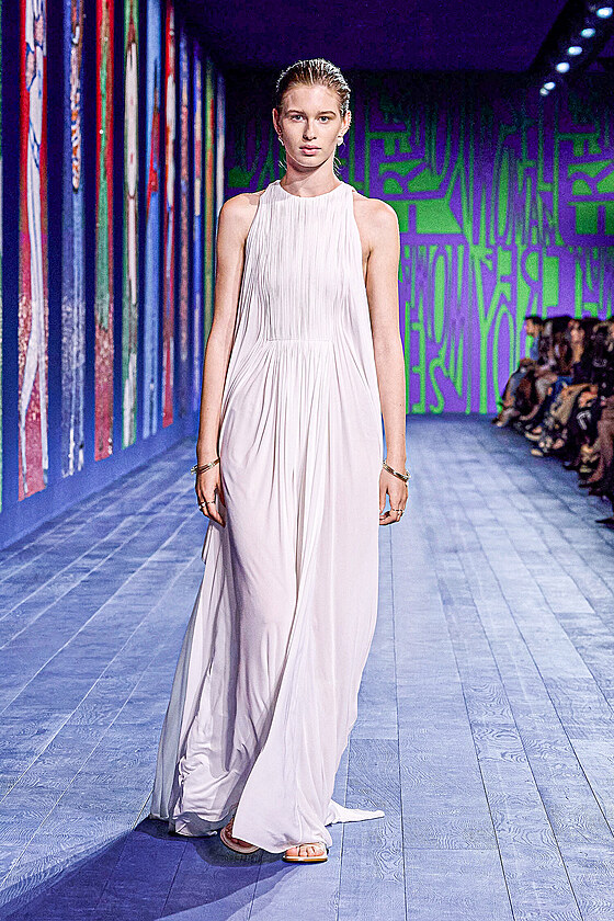 P�ehl�dka haute couture m�dn�ho domu Christian Dior od kreativn� �editelky...