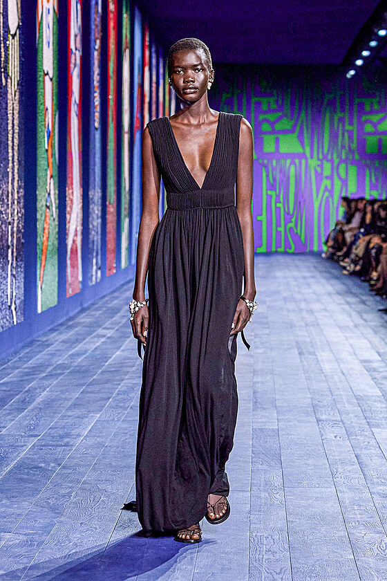 P�ehl�dka haute couture m�dn�ho domu Christian Dior od kreativn� �editelky...