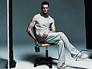 Ko�ený top, top s vy�ívaným stojá�kem, kalhoty, boty, kovová kabelka, náu�nice...